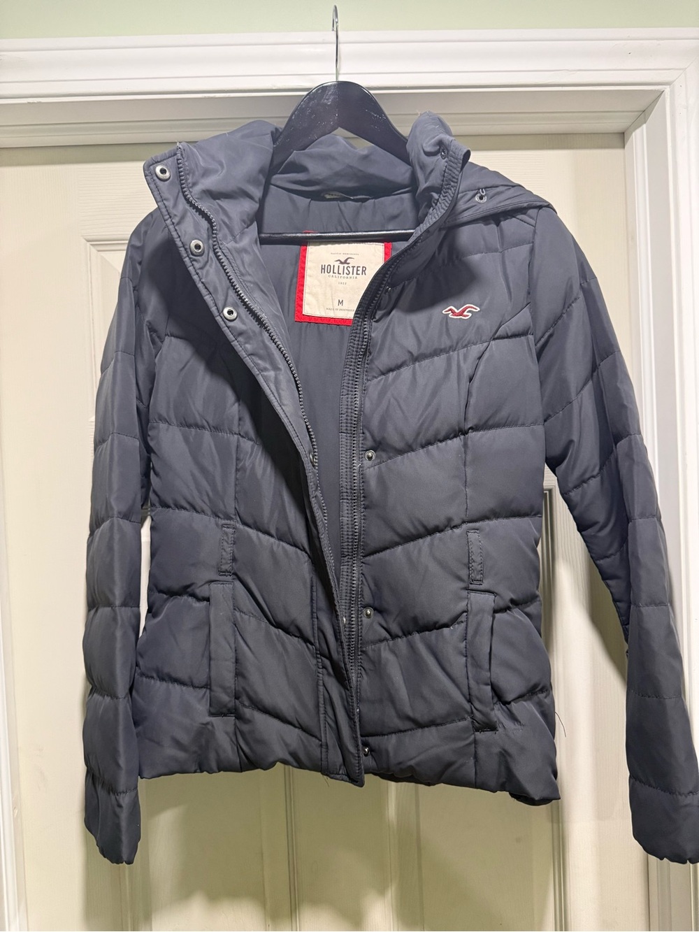 Hollister Women's Dark Navy Hooded Puffer Jacket